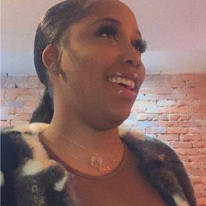 Meet your Posher, Deaira